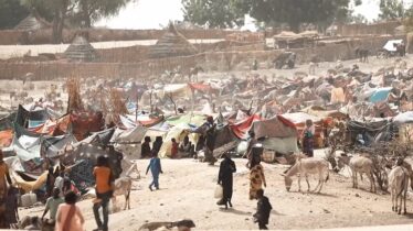 チャドに向けてスーダンから逃れた難民の数が1週間で倍増した難民キャンプのスクリーンショット