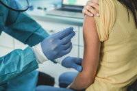医師がワクチンを投与する