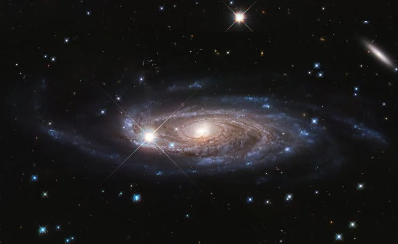 哈勃实拍的绝美巨大螺旋星系，比银河系大2.5倍，恒星的10倍